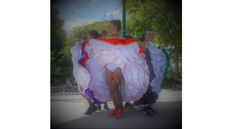 -Cancan-Trio-flou